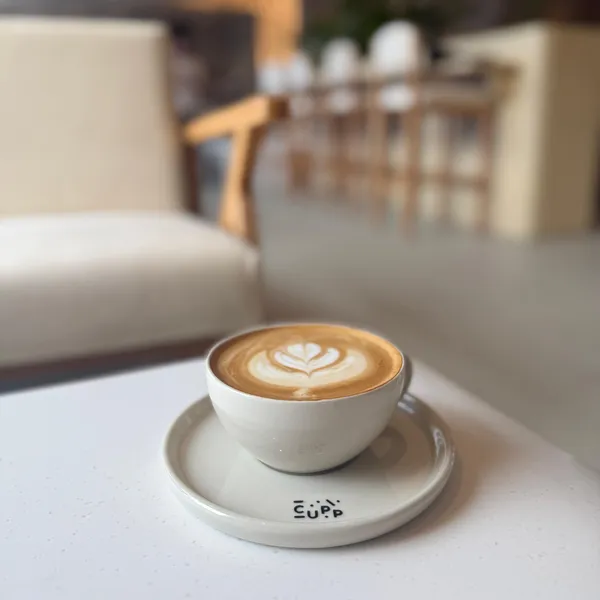 A flat white with latte art at CUPP Hyderabad